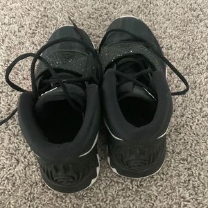 Nike kyrie 6 ‘jet black’ basketball shoes.